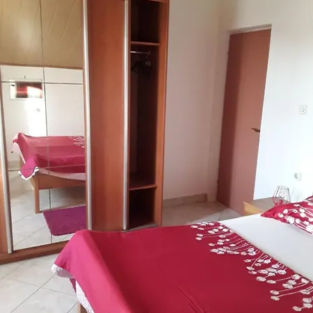 Frane-20m From Apartment *