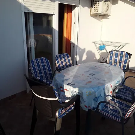 Frane-20m From Apartment *