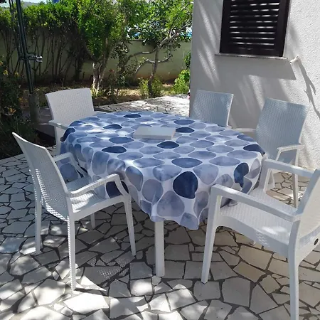 Frane-20m From Apartment *